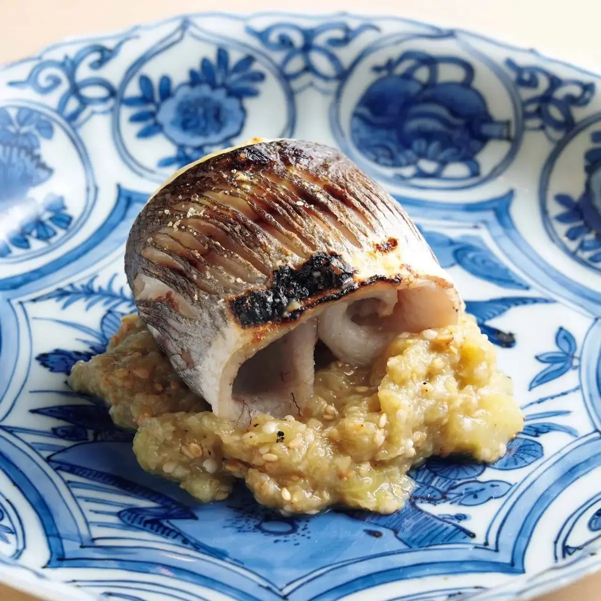 ごまやしょうが、山椒入りのしっとりとした焼きなすのペーストをからめて味わう「かます焼き」