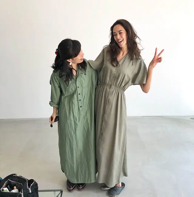 夏から秋に活躍する、カーキのワンピースの画像_2