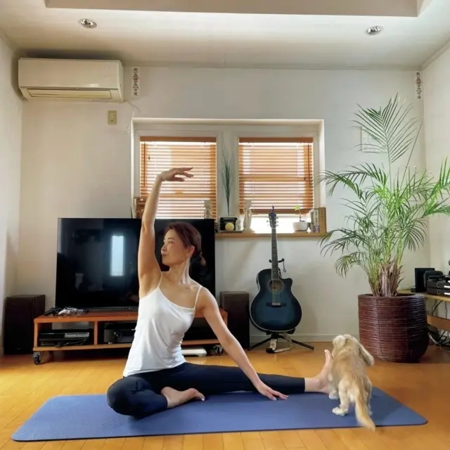 バレエのストレッチが日課。ねこ背を解消し姿勢スラリ （akikさん）