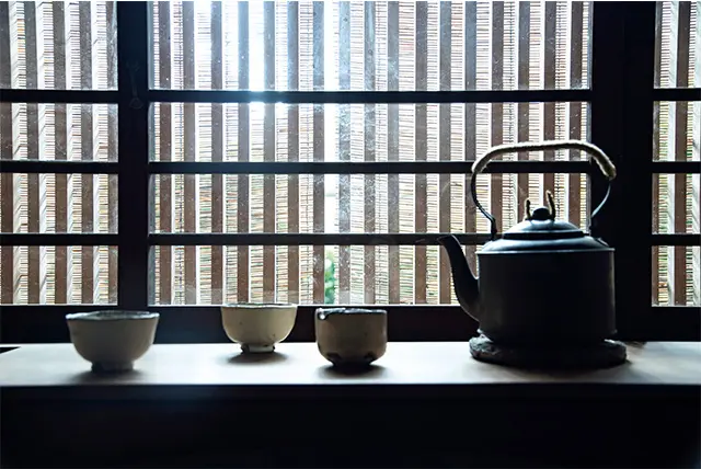 古民家のたたずまいが作品を引き立てる。やかんは非売品。器は鶴野啓司さんの作品