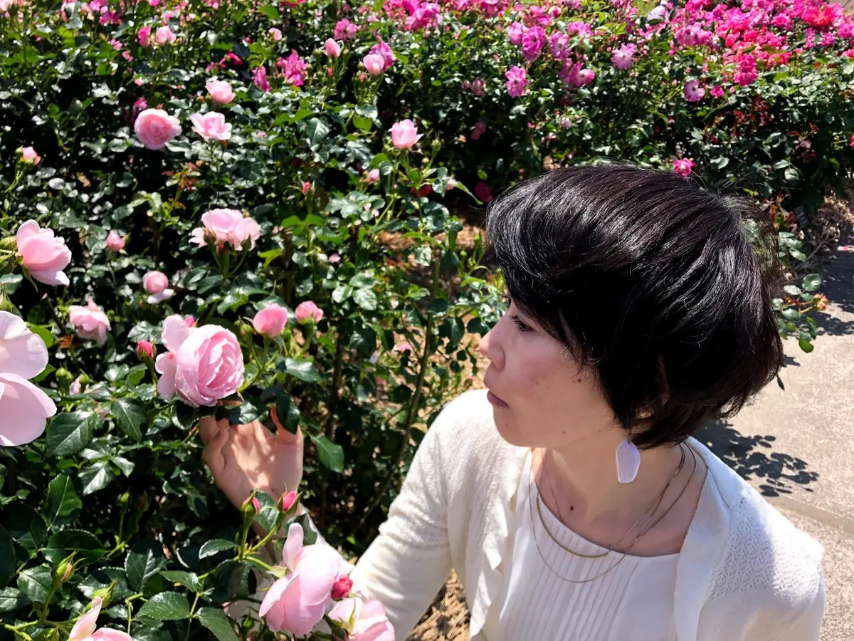 ショートカットと大ぶりのイヤリング