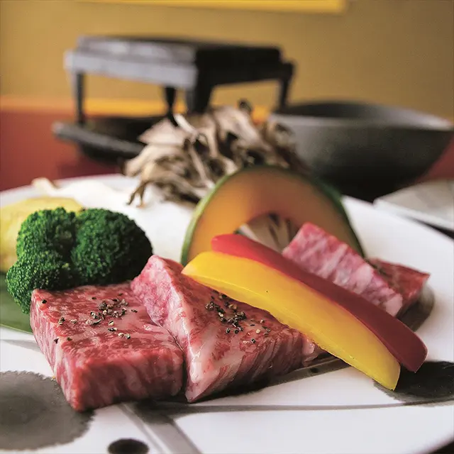 脂のさしの きれいな、県産ブランド和牛の焼き物。