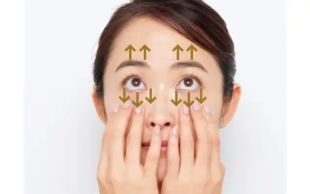 2.下まぶたを引っぱり目線を上へ