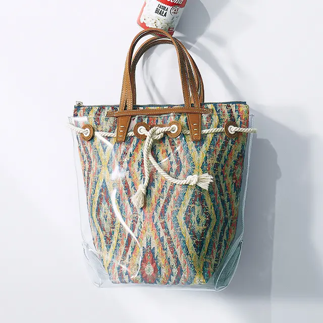 PVC素材のマーケットバッグ　￥49,000／アマン（ア ヴァケーション）