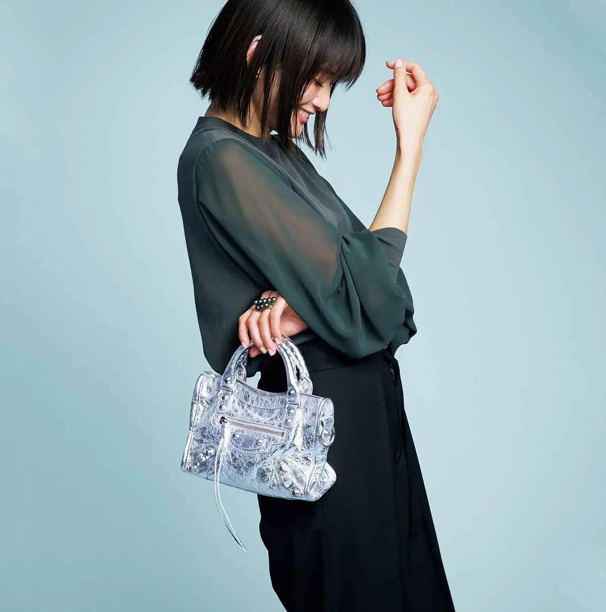 強い輝きを放つミニバッグで コンサバ服を〝今〞のニュアンスに