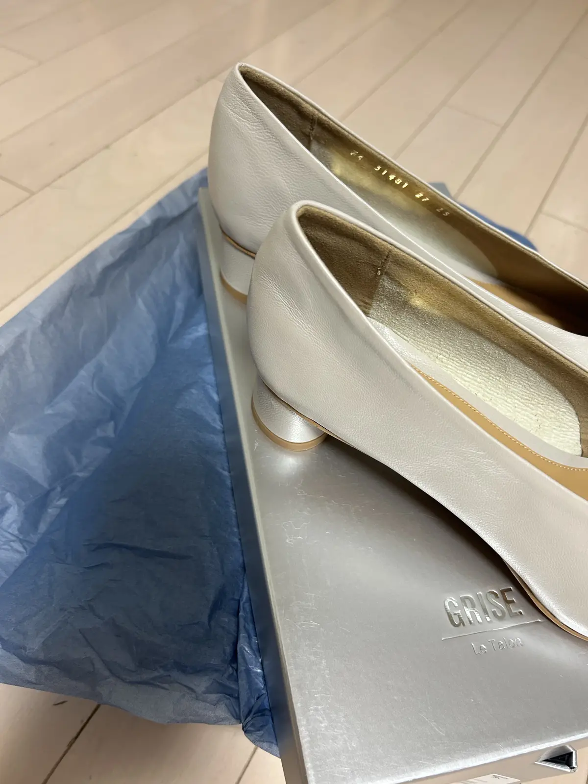 優しい色合いのグレージュパンプスで春コーの画像_4