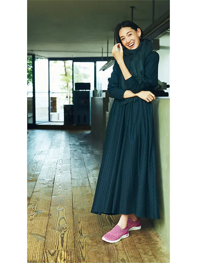 ラズベリー色が華やかなオーラを放つ、フィット感あるスリッポン