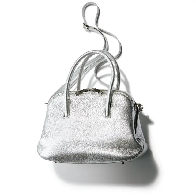 シルバーの輝きが装いを明るく引き上げてくれる。 バッグ（H20×W24×D12cm）￥26,000／デ・プレ