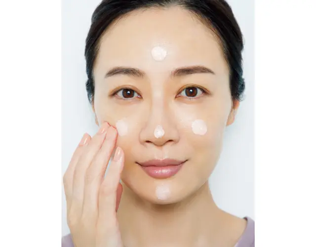 《1》パール粒大の下地を顔に5点置き