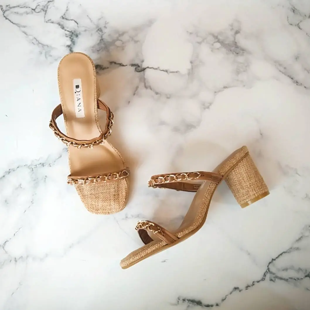 ダイアナのミュール、ライトブラウン、キャメル、チェーンディテール、ミュール、ラフィア