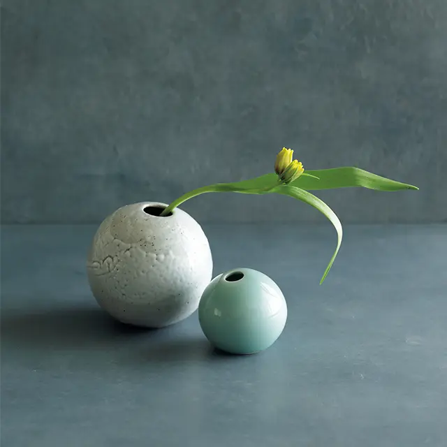 季節の豊かさが手仕事の温かみと響き合う丸い花器