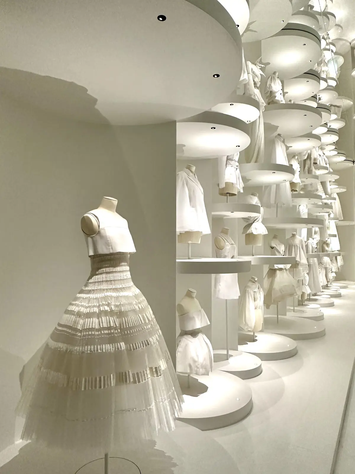 「クリスチャン・ディオール、夢のクチュリエ」トワルの展示