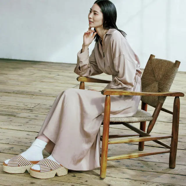 ストライプ柄のサンダルとソックスのコンビが足もとに心地いい抜け感を