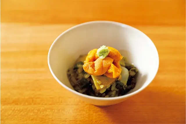 一膳目はシンプルに、二膳目に雲丹をのせて。料理は すべて夜のコース￥27,500から