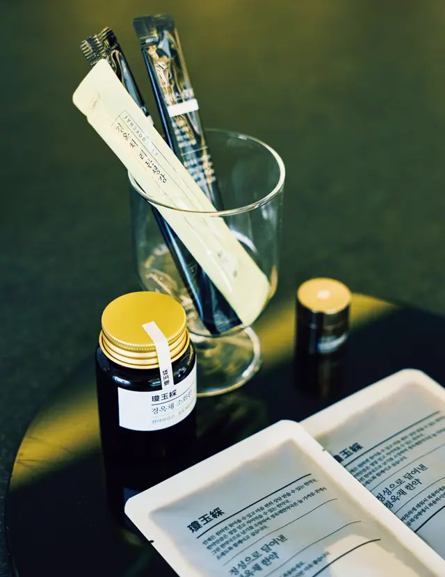 1回分ずつのパウチもあり。手前のパウチは処方薬。日本からもインスタグラムのDMを通して注文可能