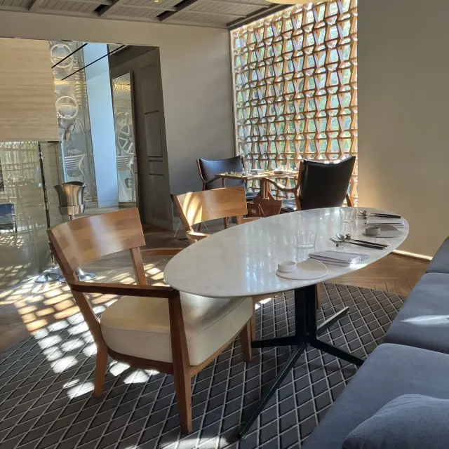 友人と過ごす快適レストランの画像_5