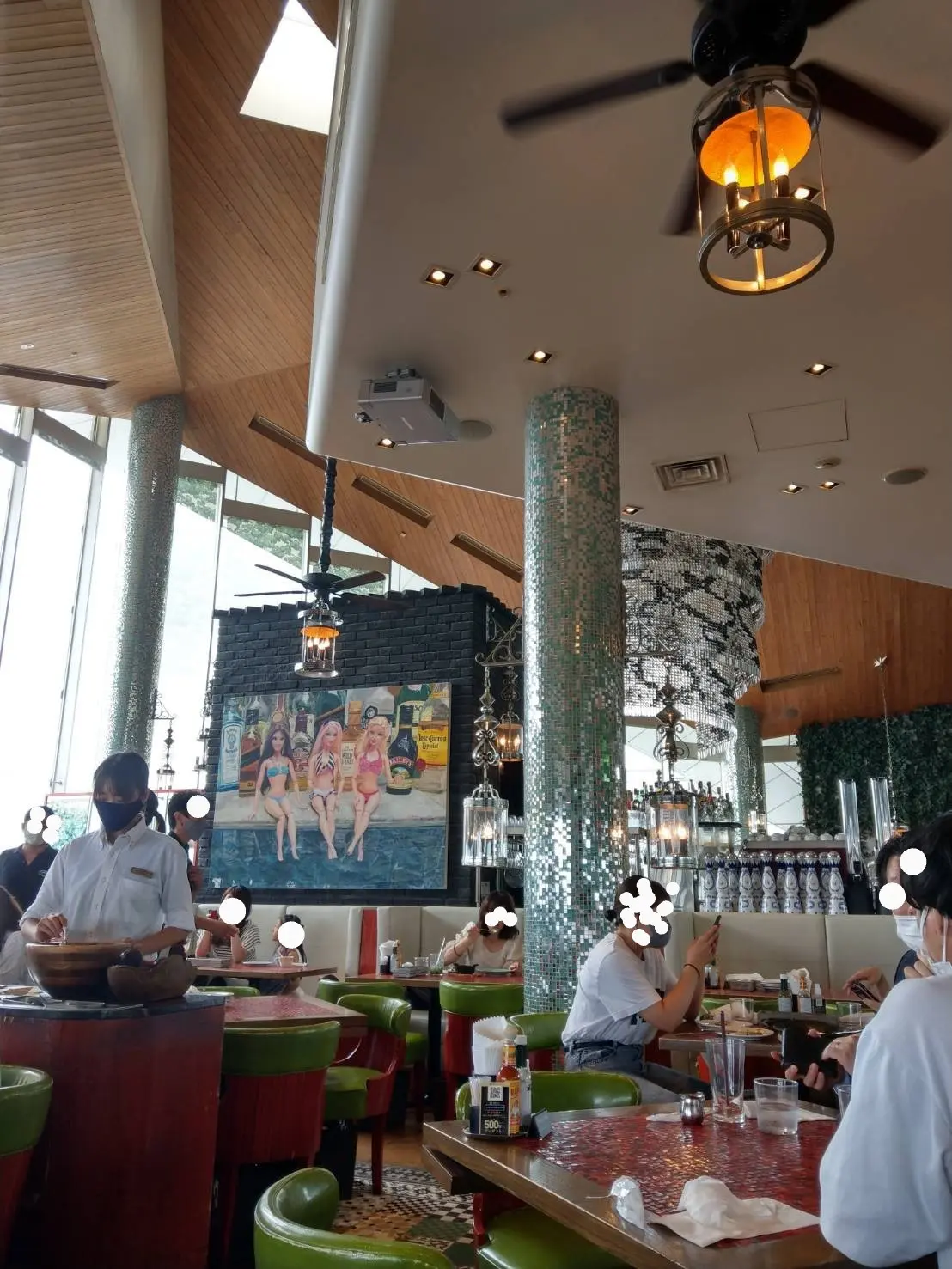 いつも活気に溢れていて、外国人も多く訪れています