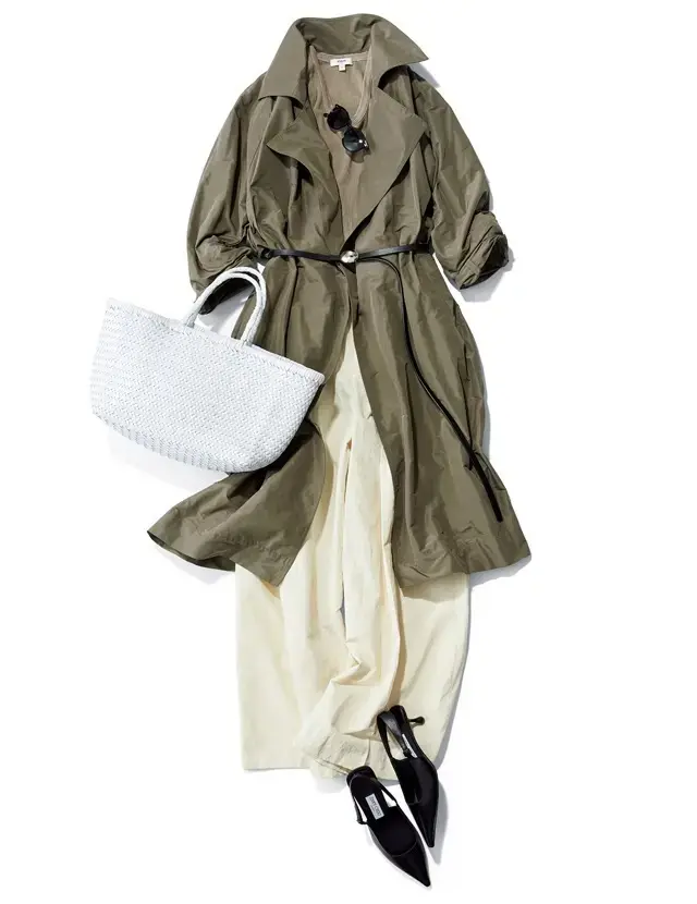 細く長くたれるベルトで、コートにジュエリーのようなアクセントを