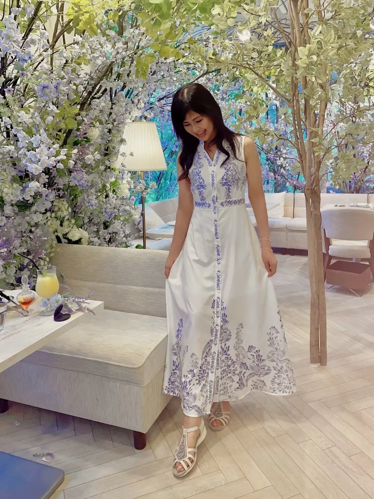 HAUTE COUTURE BRUNCH 、オートクチュールブランチ、外観、ガラス張り、入り口、ラベンダー、期間限定、可愛い、可愛いお店、カフェ、レストラン、オールダイニング、焼きパスタ、マフィオーゼ、トマトソース、フリッター、フライ、ポテト、可愛い、ランチ、女子会、サラダ、フルーツサラダ、オレンジジュース、ピンクグレープジュース、エビ、エビのフリッター、海老、ウサギ、置物、飾り、可愛い、ラベンダー、ラベンダー畑、お花、お花の世界、お花の国、ソファ席、寛ぎ、店内、内装、お花、ラベンダーの世界、アーティフィシャルフラワー、青山、外苑前、SHEIN、ワンピース、白ワンピース、エキゾチック、エキセントリック、サンダル、ヤギ革、柔らかい、柔らかいサンダル、楽なサンダル、楽な靴、ブルーワンピース、ブルー柄、ブルー柄ワンピース、ノースリーブ、ノースリーブワンピース、マキシ丈、マキシワンピース、白コーデ、ホワイトコーデ、ホワイトブルーコーデ、夏服、夏ワンピース、夏服コーデ、夏コーデ、夏ファッション、ロング！ロングワンピース、ロングヘア、黒髪、