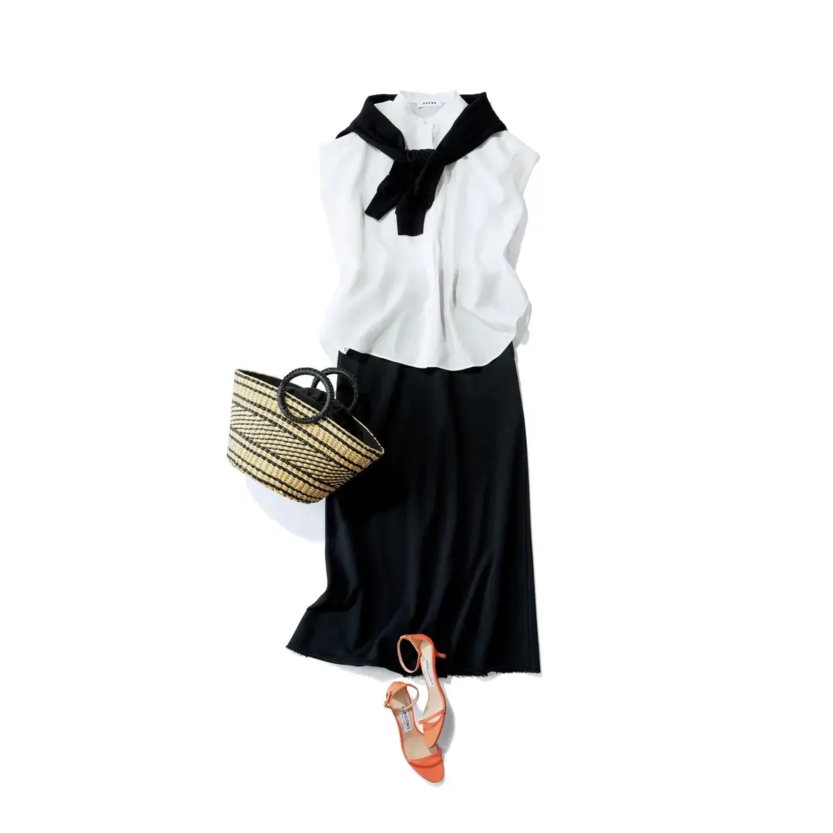 真夏のモノトーンコーデは、黒を散りばめて軽やかな印象に仕上げる！