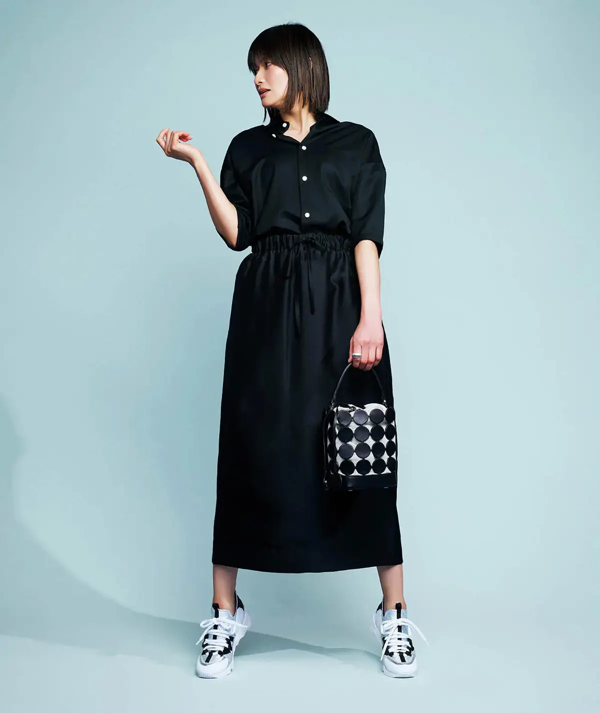 “スニーカー”が苦手なきれいめ派もシルバーなら怖くない！