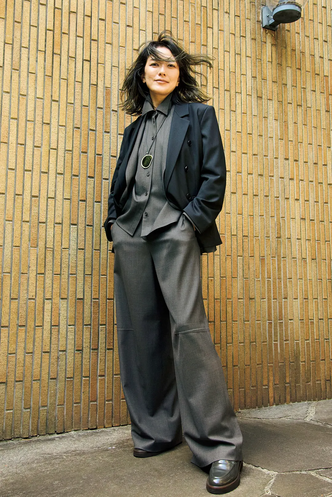 知的なグレーに洗練ブラックを効かせてハンサムに