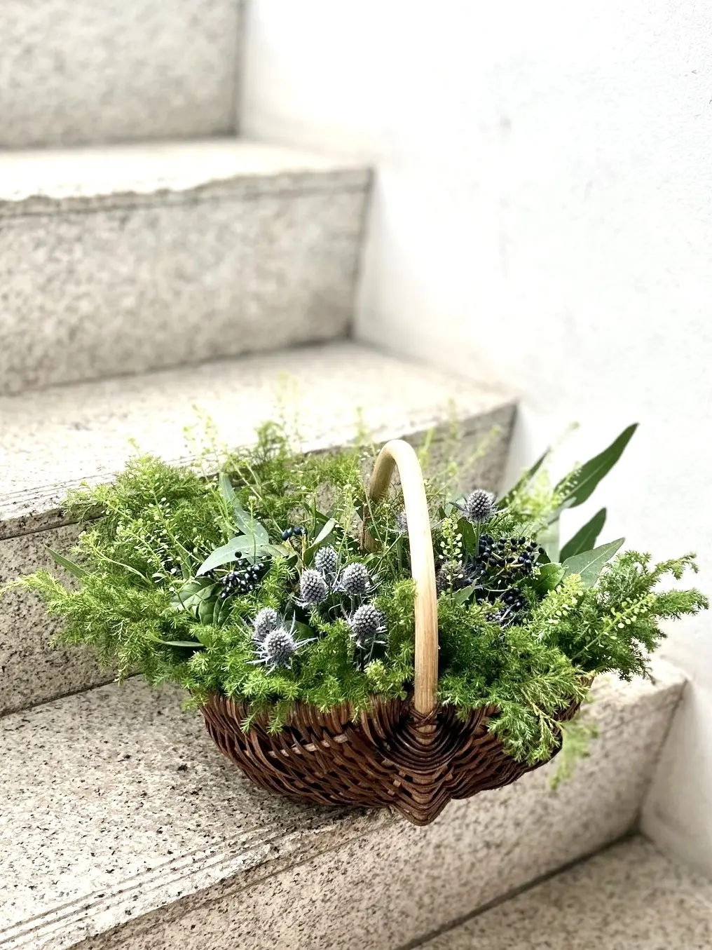 Found MUJI 青山の階段で完成したグリーンを横から撮影