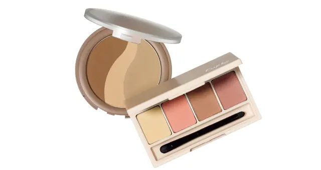 （右）フジコ 足しパレ 02彫り深モーヴ￥2,090／かならぼ　（左）リリミュウ シアーマットシェーディング 01 グレージュトーン￥1,760／コージー本舗