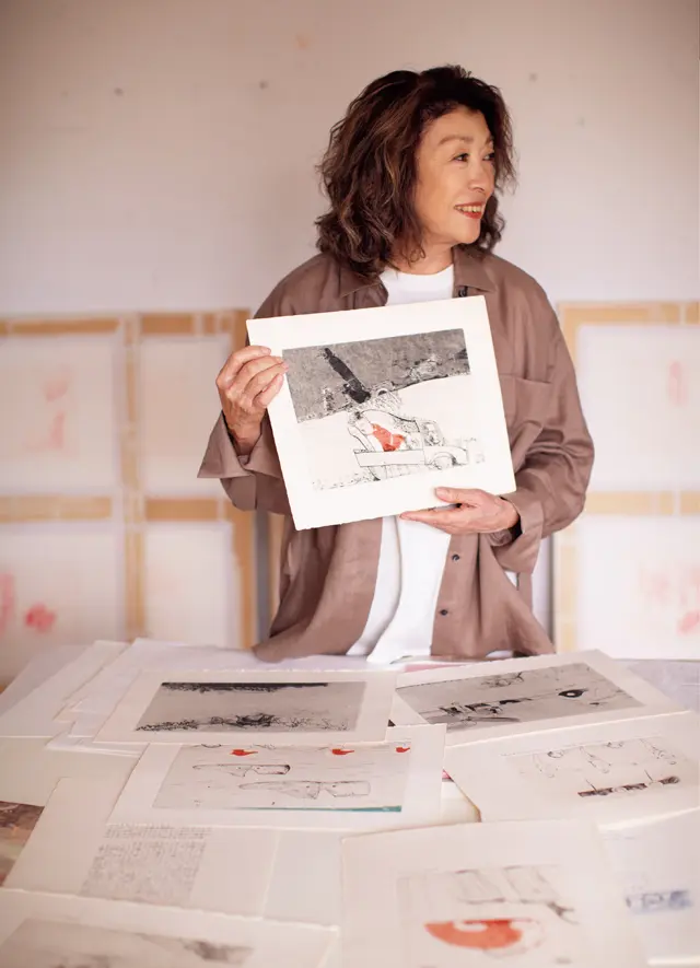 『カポーティ・スイート』の代表作を手にする山本さん。まだ新人画家だった彼女が、自主制作で創作したシリーズだった。「27歳の私に＂よくやった＂とほめてあげたいわ（笑）」　