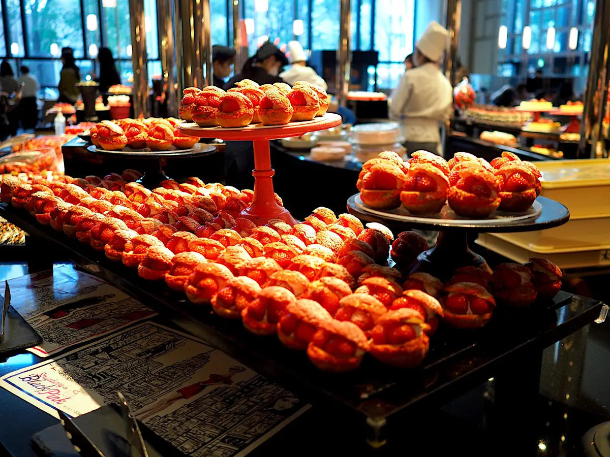 ピンク色に焼き上げたクッキーシューに、フレッシュないちごとストロベリーカスタードクリームをたっぷり詰めました。