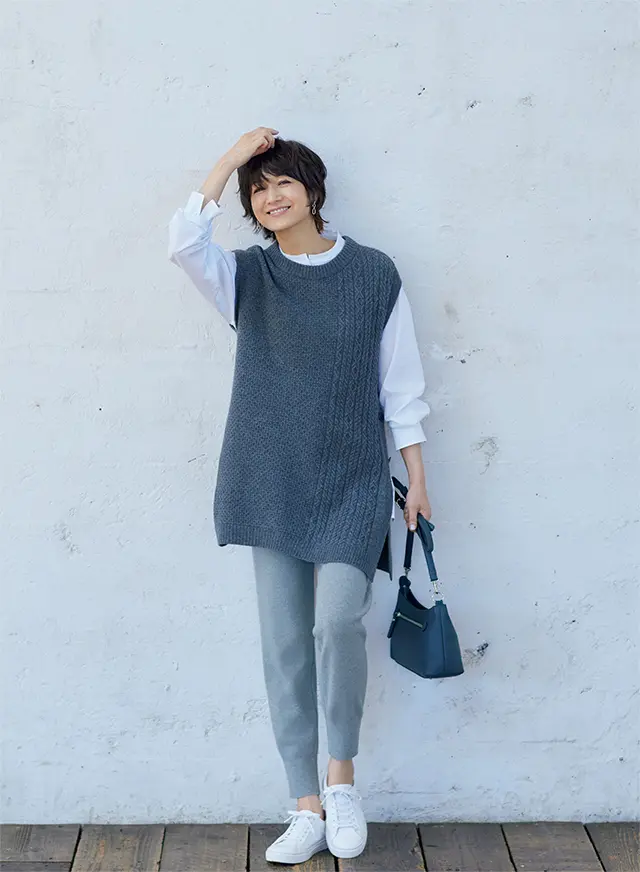 【Gray】グレーのニットジレはホワイトシャツを合わせたモノトーン配色で洗練度アップ