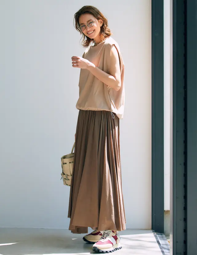 ノースリーブカットソー×スカートコーデのRINA