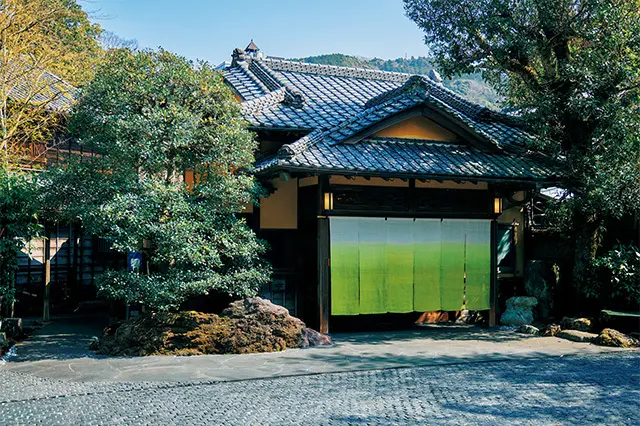 伝統的な瓦葺きの大屋 根に、どこかモダンさを感じる色鮮やかな暖簾が印象的