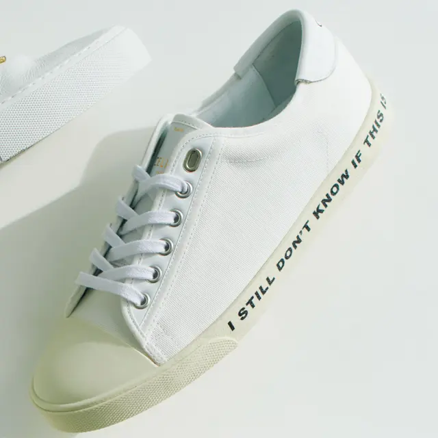 アウトソールにメッセージプリントが入るキャッチーなデザイン