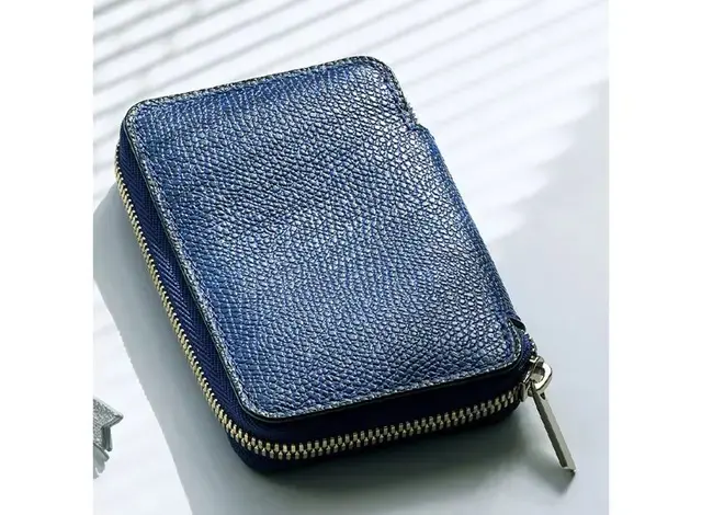 カードとジャストサイズのスマートなルックスを、大人にこそふさわしい品格あるロイヤルブルーが彩る。