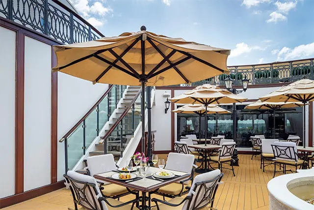 グリルクラスのゲス トだけが利用できる、 居心地のいい中庭「コ ートヤード」