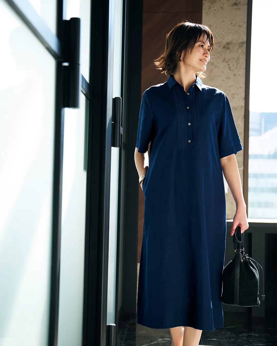 しなやかで繊細なリネンタッチのワンピースは着るだけで好感度の高い装いに