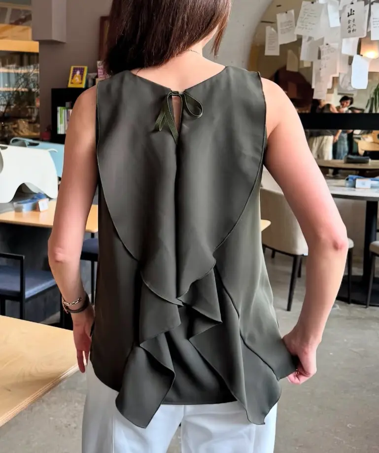 後ろフリルトップス