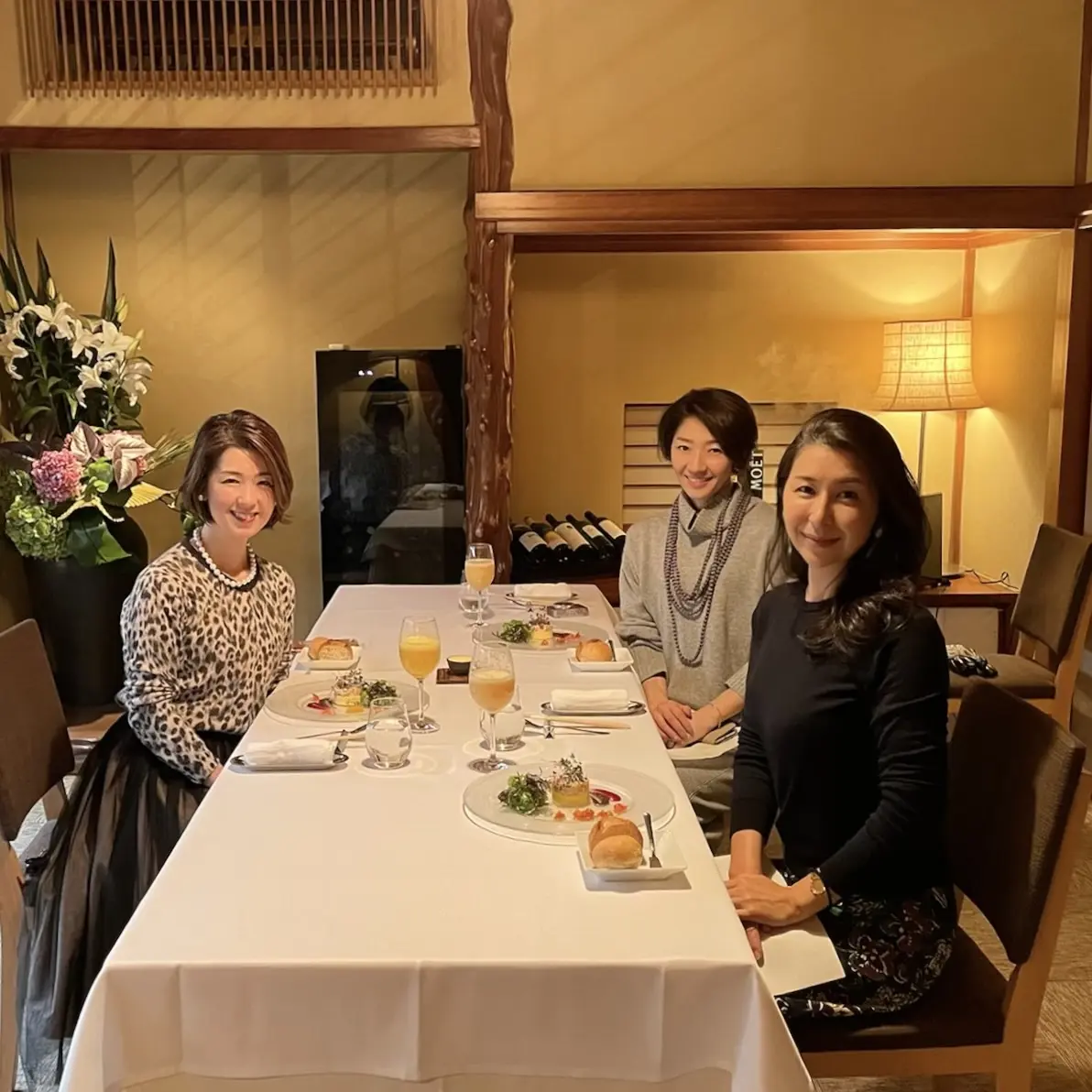 華組同期３名の個室での食事の様子