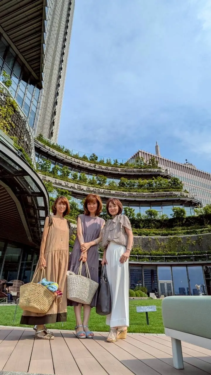 東京ミッドタウン日比谷6階のオープンスペースで写真を撮る3人の女性