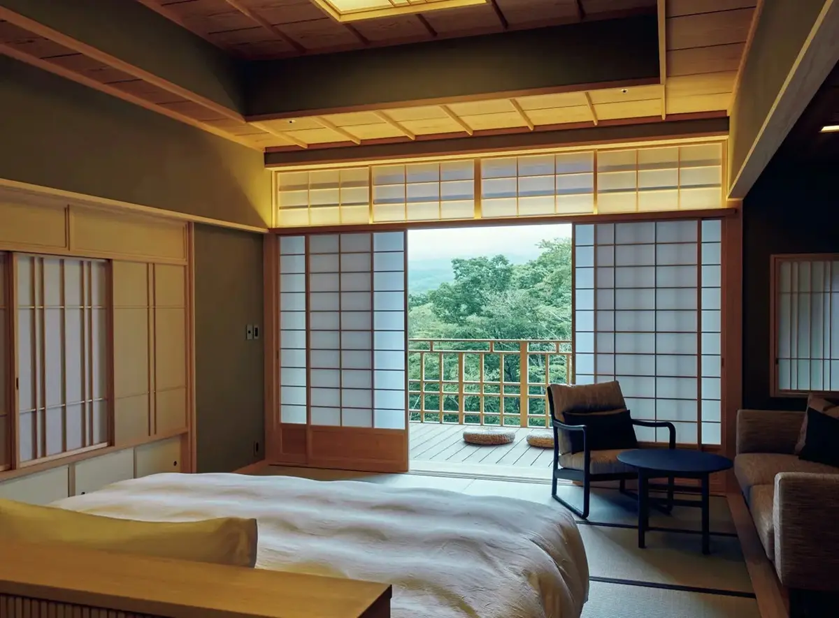 インフィニティ風呂つきスタンダードスイートの客室。