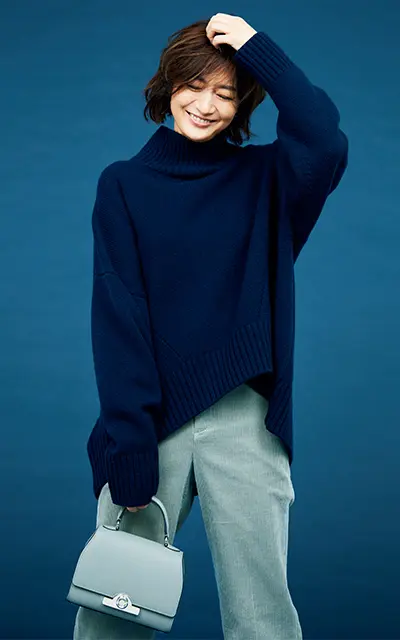 「チノ」のミドルゲージニットで、肉厚でもすっきり見え！