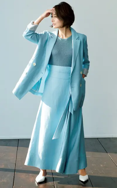 イタリア製のハイブリッド素材のセットアップコーデの富岡佳子