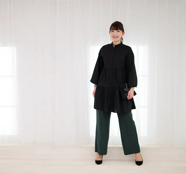 GUのパンツと黒ブラウスのコーデ