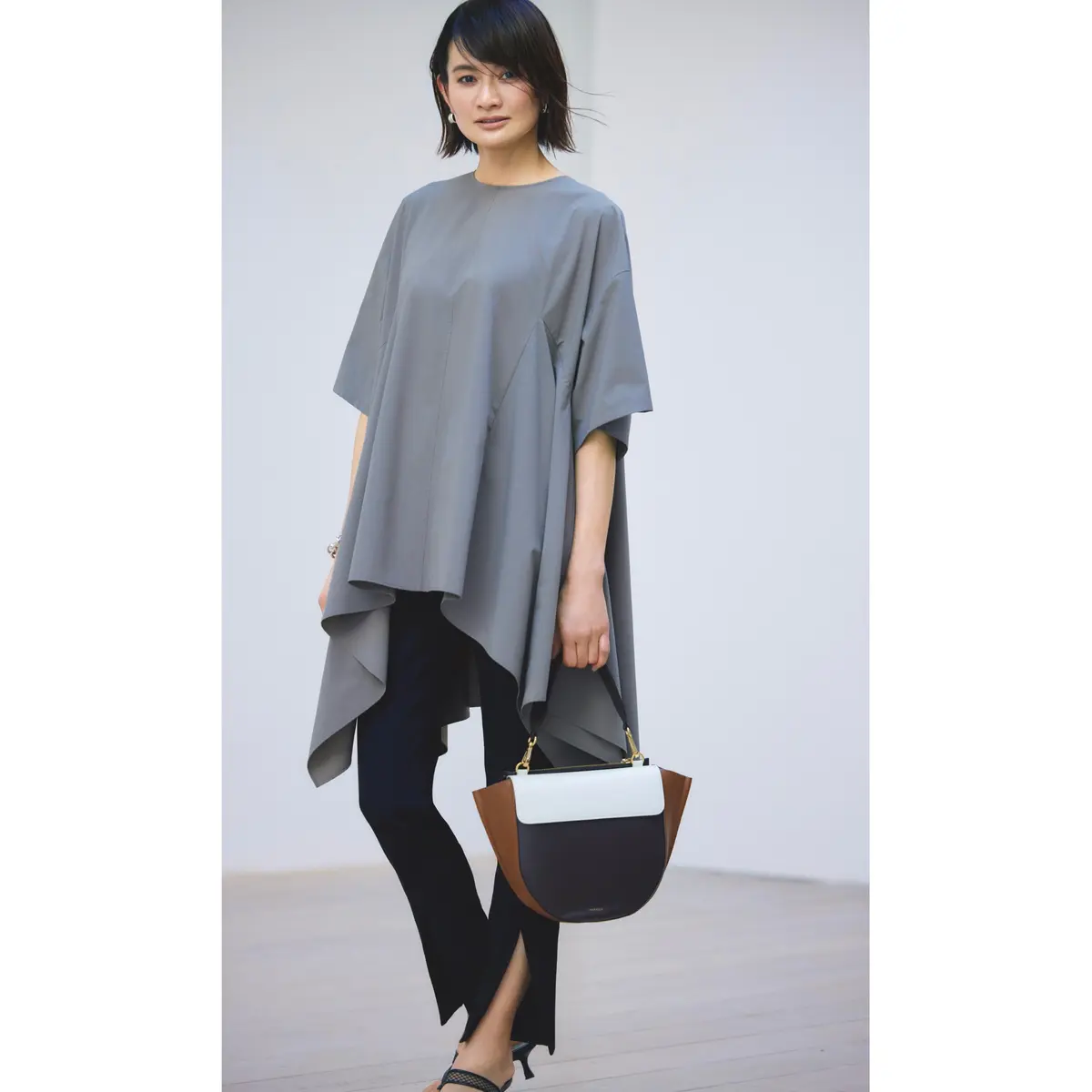 グレーフレアヘムカットソーに黒スリムパンツを合わせたコーディネート　モデル・渡辺佳子