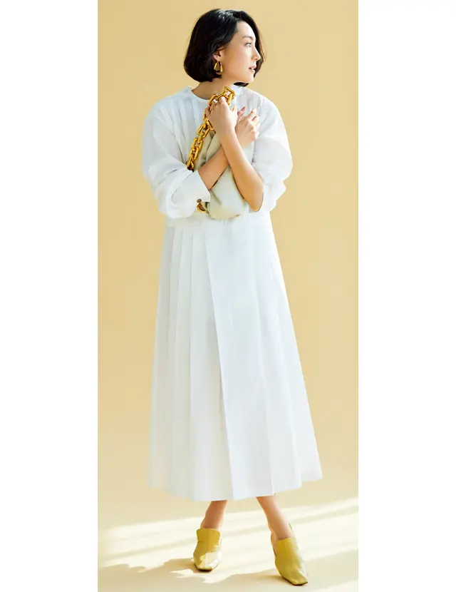 フェミニンなドレスとベージュパテントのパンプスコーデのLIZA