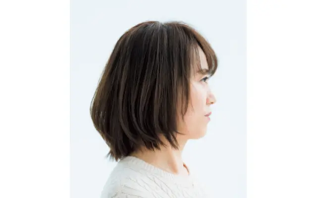 肩につく長さの外ハネ毛先を利用したひし形ボブスタイルのサイド