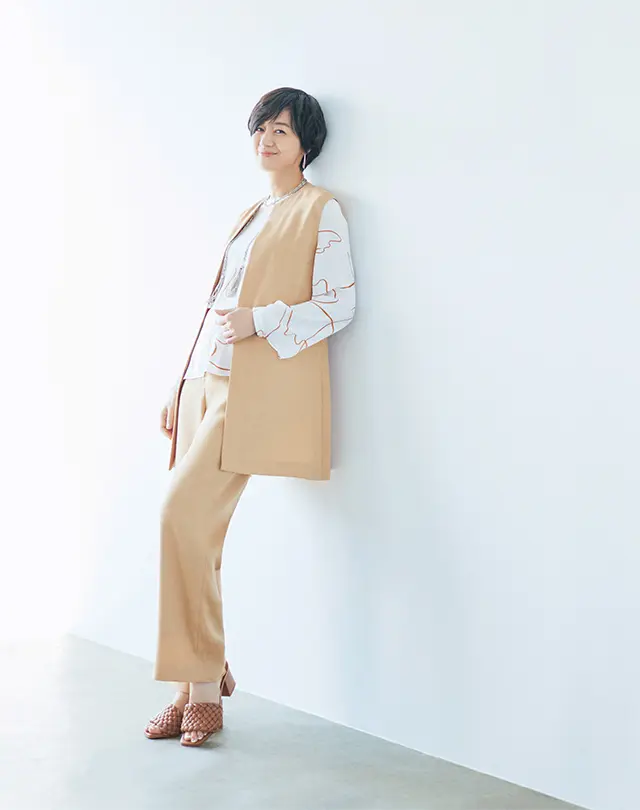 軽やかなメッシュ素材と 優しいトーンでつくる 洗練セットアップスタイル