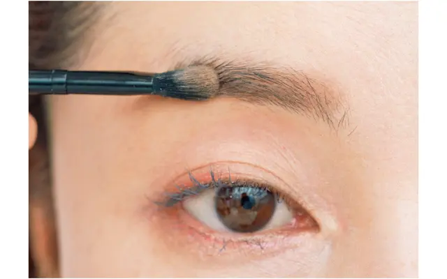 目もとのハリ感を消さぬよう、眉もふんわりと。