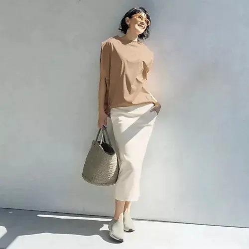 肩先からサイドにかけてのラインがモード感を演出  スタイリッシュコーデ